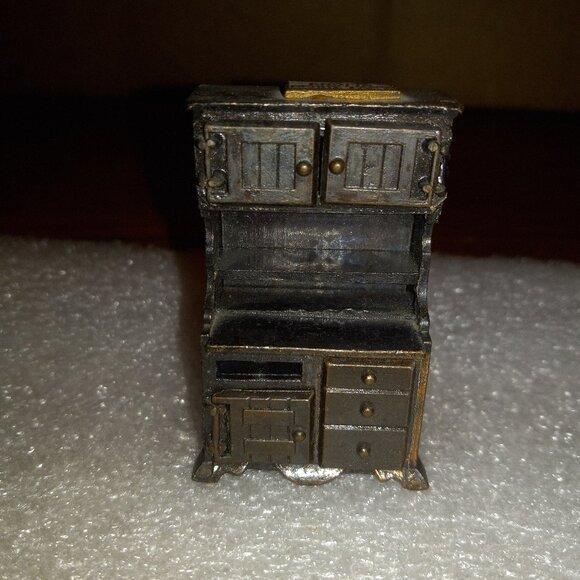 Miniature Knotts Berry Farm Kitchen Cupboard Vintage Pencil Sharpener Die Cast - Picture 1 of 8